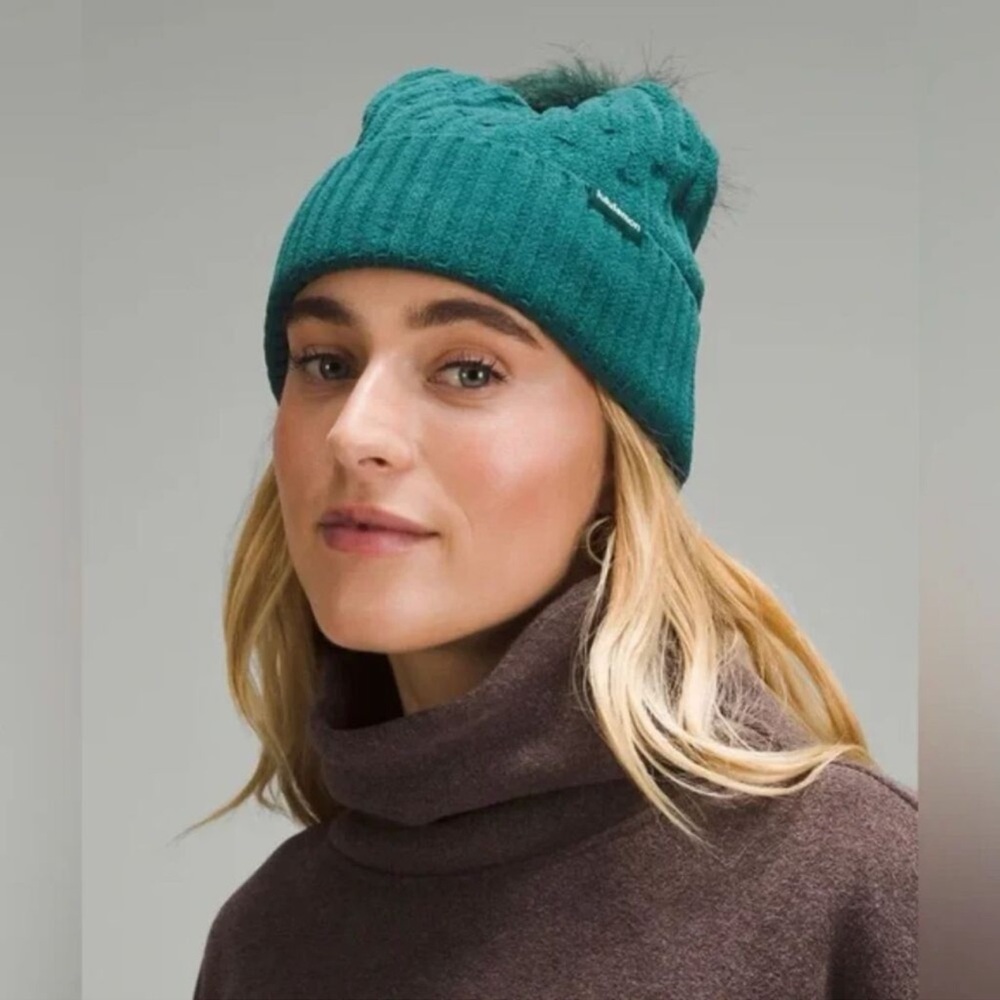 NWT Cable Knit Pom Beanie SMTL / Storm Teal